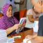 Sejumlah pekerja menyortir dan melipat surat suara pasangan calon Presiden dan Wakil Presiden untuk Pemilu 2024 di Kantor Komisi Pemilihan Umum (KPU), Jakarta Utara,