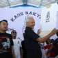 Capres nomor urut 3 Ganjar Pranowo menghadiri peluncuran gerakan menyablon kaus gratis oleh Sekretariat Bersama (Sekber) Relawan Ganjar-Mahfud di Jalan Adi Sucipto, Colomadu, Karanganyar