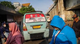 Alat peraga kampanye (APK) terpasang pada kaca belakang angkot di kawasan Tanah Abang, Jakarta, Jumat (5/1). Foto: Jamal Ramadhan/kumparan