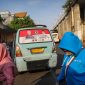 Alat peraga kampanye (APK) terpasang pada kaca belakang angkot di kawasan Tanah Abang, Jakarta, Jumat (5/1). Foto: Jamal Ramadhan/kumparan