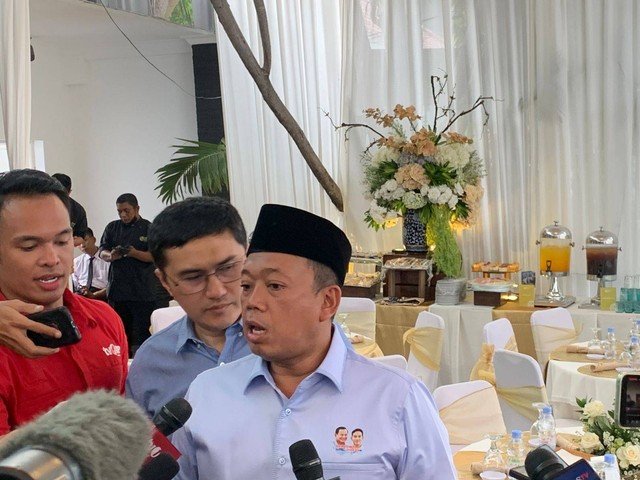 Sekretaris TKN Prabowo-Gibran, Nusron Wahid konferensi pers di Jalan Teuku Cik Ditiro no. 56, Jakarta