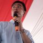Calon wakil presiden nomor urut 2 Gibran Rakabuming Raka berdialog dengan warga saat agenda kampanye Gibran Mendengar di Desa Gilirejo Baru, Miri, Sragen, Jawa Tengah