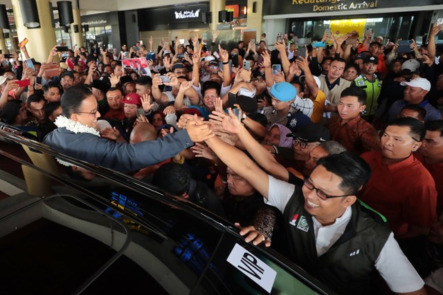 Capres Anies Baswedan tiba di Bandara Internasional Minangkabau, Sumbar, Rabu (3/1/2024) untuk berkampanye