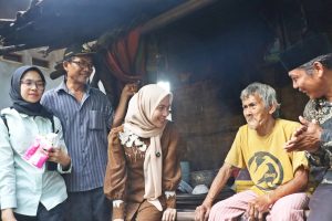 Mata Berkaca-kaca Bupati Serang Ratu Zakiyah saat Kunjungi Lansia di Rutilahu