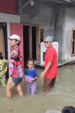 Respon Keluhan Warganya, Endang Kades Gabus Langsung Turun Tangan Kelokasi Banjir Akibat Hujan Deras Disertai Angin Kencang