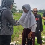 Pelajar SD Berjalan Tanpa Sepatu , DPR RI Sarifah dan DPRD Joko Santoso Berikan Bantuan Beli Sepatu Baru Saat Tinjau Pebaikan Infrastruktur.