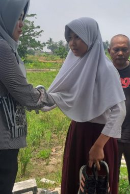 Pelajar SD Berjalan Tanpa Sepatu , DPR RI Sarifah dan DPRD Joko Santoso Berikan Bantuan Beli Sepatu Baru Saat Tinjau Pebaikan Infrastruktur.