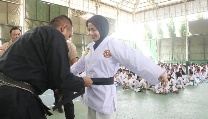 Bupati Serang Ratu Zakiyah Terima Majelis Sabuk Hitam Kehormatan dan IV BKC