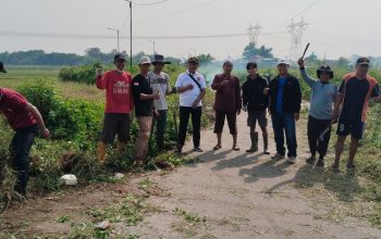 Kepala Desa Pangkat Bersama Ketua BPD, Karang Taruna Dan Masyarakat Gotong Royong Giat Bersih-bersih